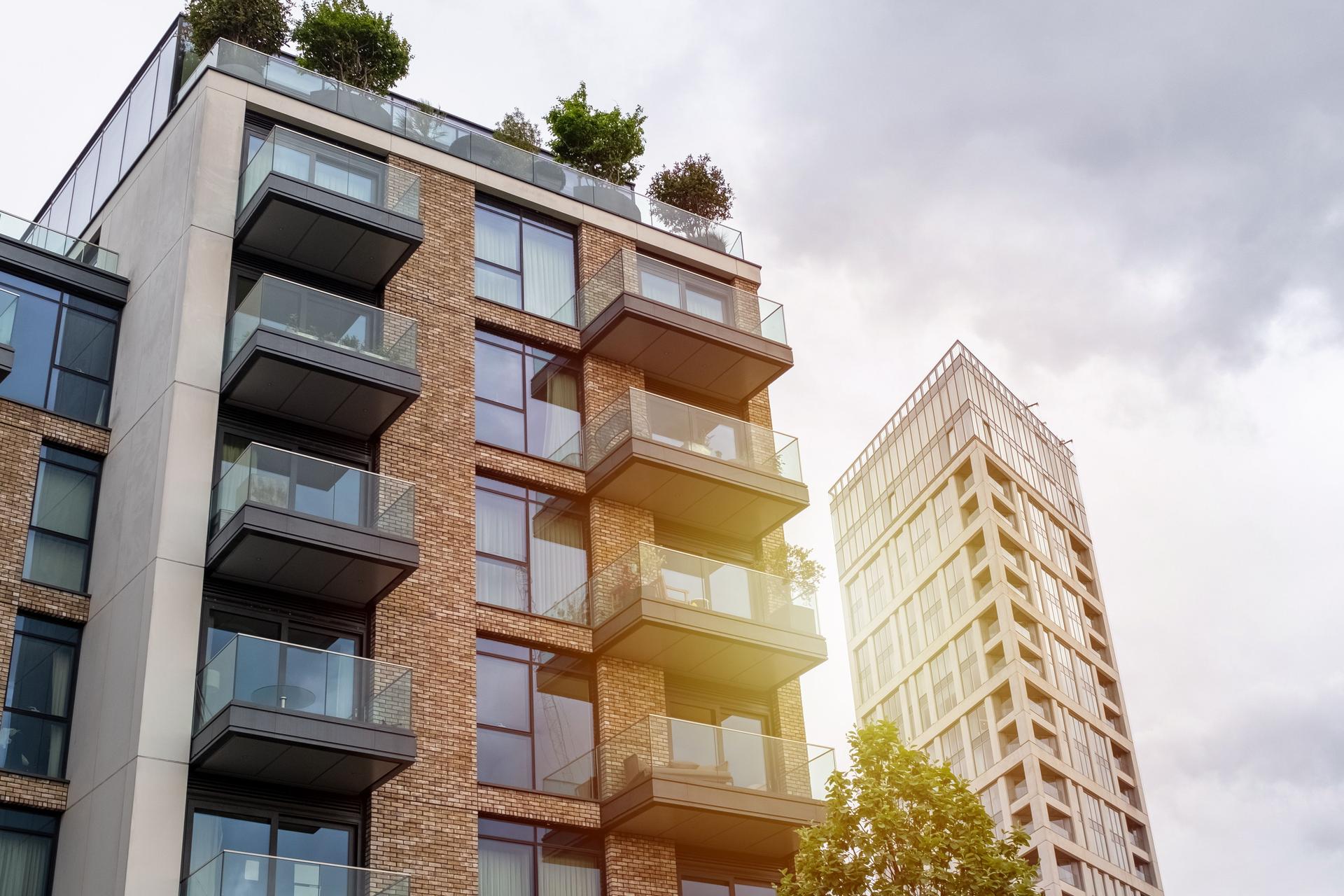 Appartements urbains contemporains avec verdure sur le toit