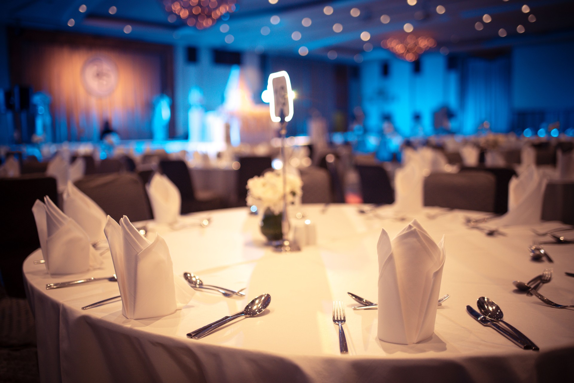 salle de banquet de luxe à l’hôtel, table de dîner pour les invités spéciaux