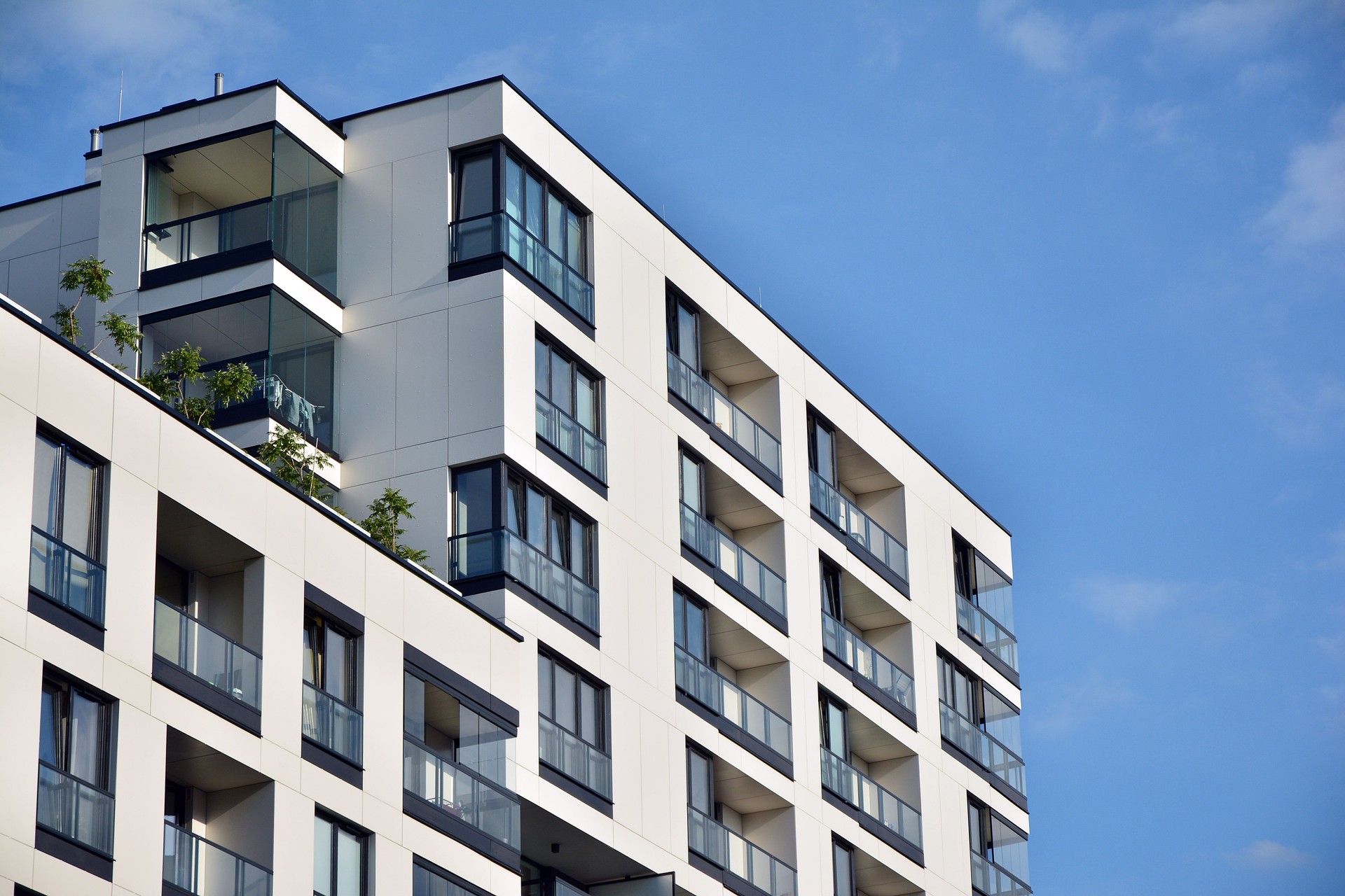 Immeubles d'appartements modernes sur une journée ensoleillée avec un ciel bleu.