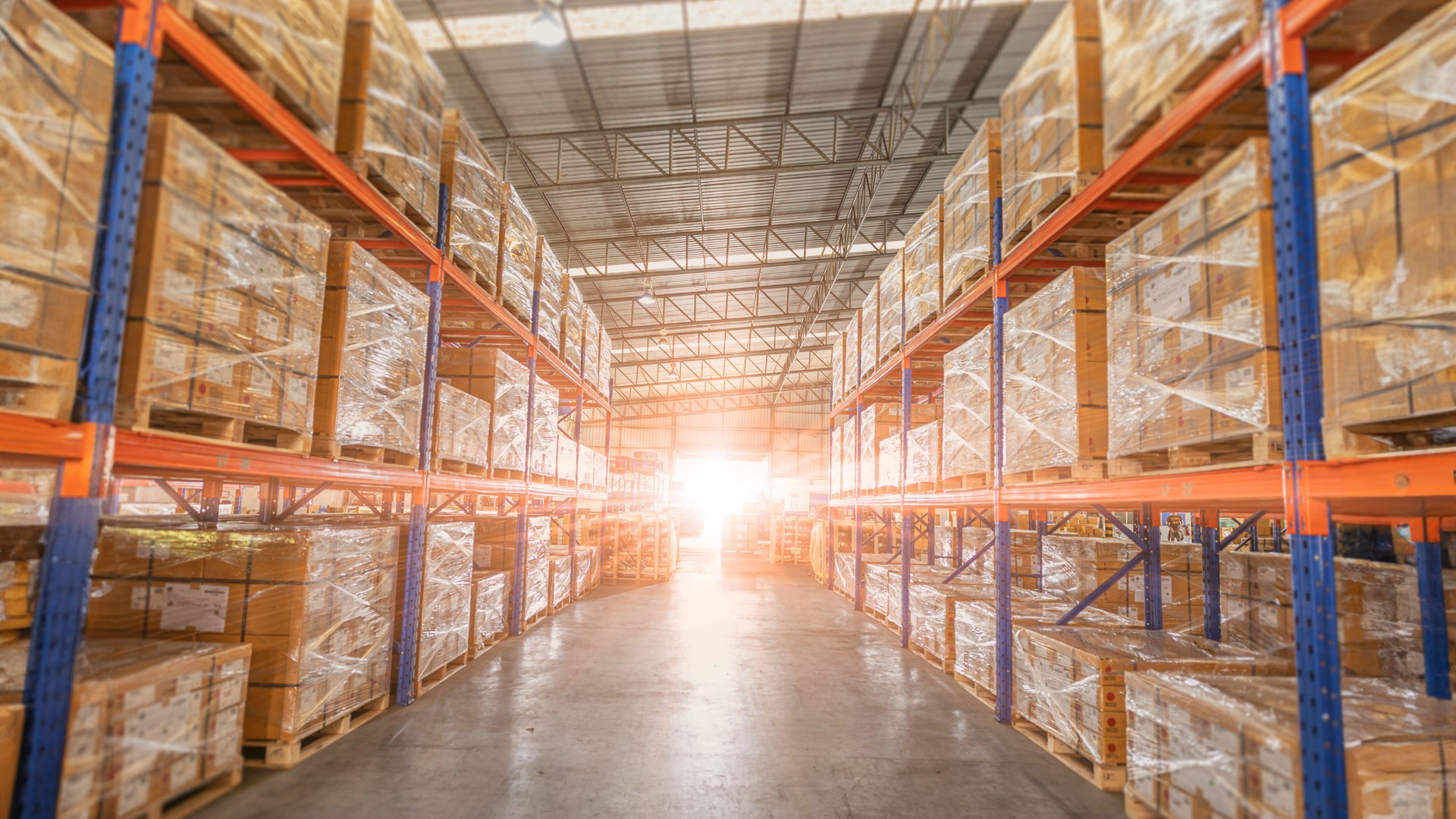 Plein de stock de marchandises dans l’entrepôt, l’industrie et la logistique. Zone d’entreposage commercial. Distribution de produits de grande taille, Inventaire des étagères de cargaison.